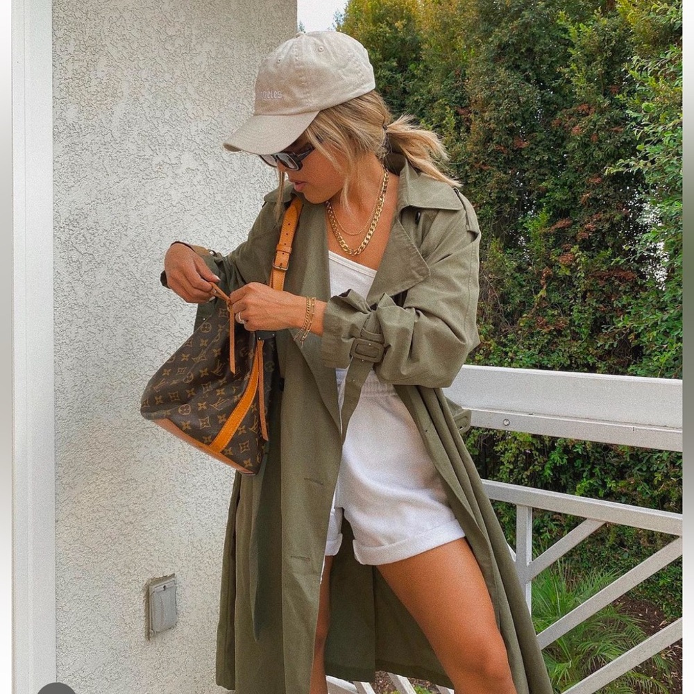 ZARA olive Trench Coat
As seen on Jessthrowiton on Insta
in size XS ( NWOT )